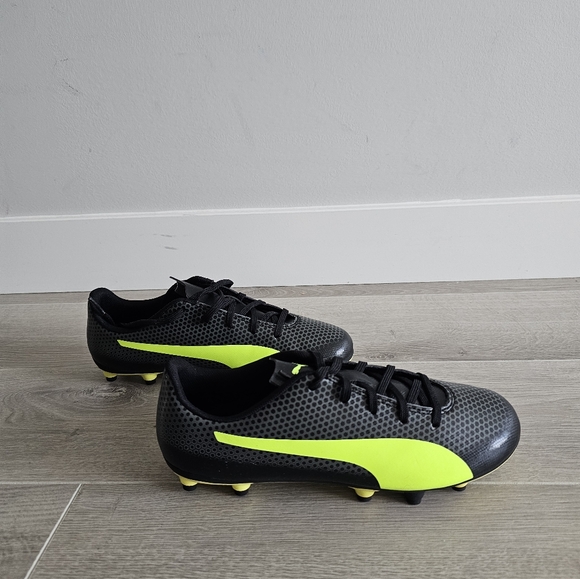 Soccer cleats size 5. Kids - Picture 1 of 3